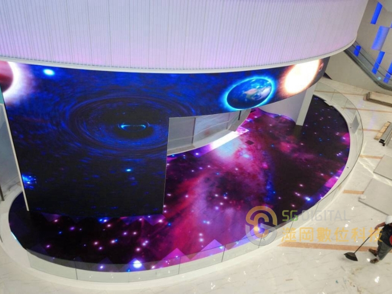 商場一樓大廳弧形 LED 實景
